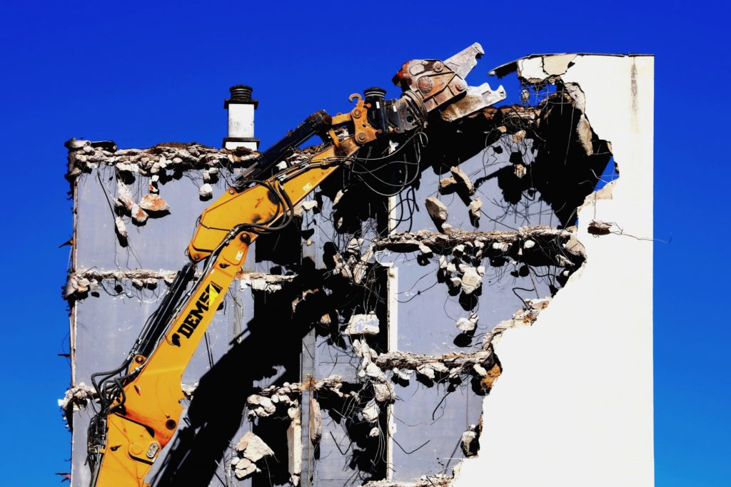 Immeuble sujet à démolition après une Diagnostic PEMD et prestation de Facilitateur réseaux pour le debranchement des batiments